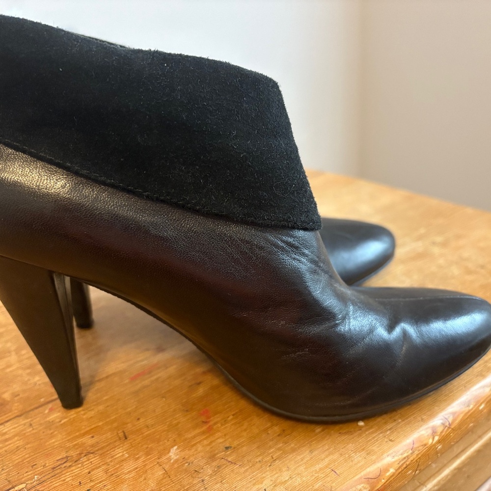 BLACK HIGH HEELED BOOT